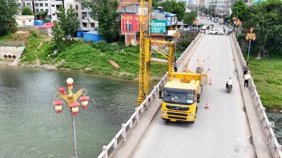 湖北崇陽邀請橋梁檢測專家團(tuán)隊(duì)，對崇陽大橋、崇陽三橋等進(jìn)行深度“體檢”