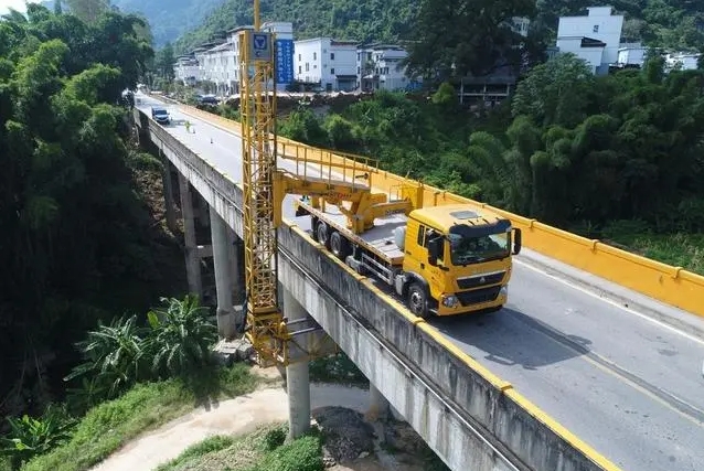 天峨縣為50座公路橋梁健康檢測體檢，排查記錄安全隱患