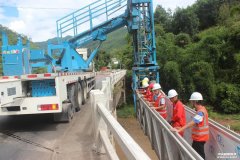 云南普洱公路局應用橋梁檢測車對鐵廠河橋進行安全隱患排查和檢測